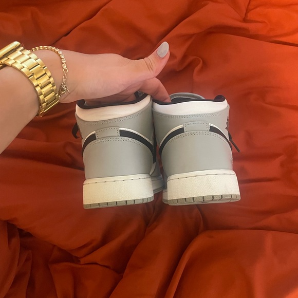 Jordan 1 Mid (GS) Light Smoke Grey - Picture 10 of 10